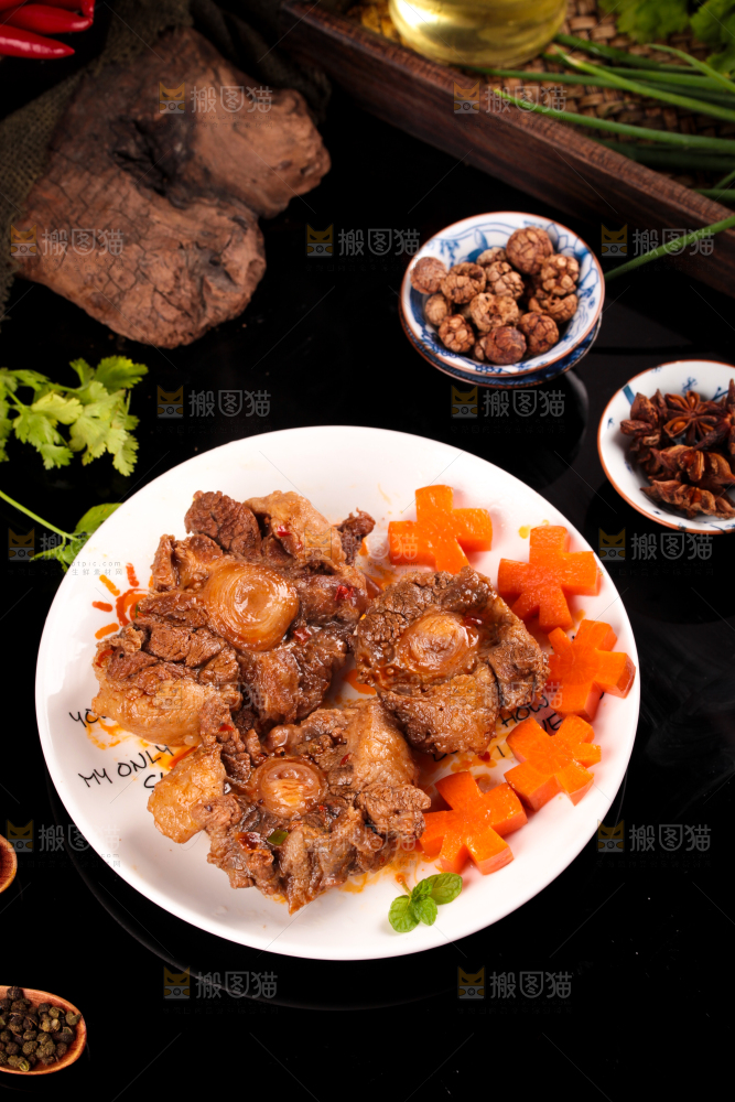 深底上的辣炖牛尾