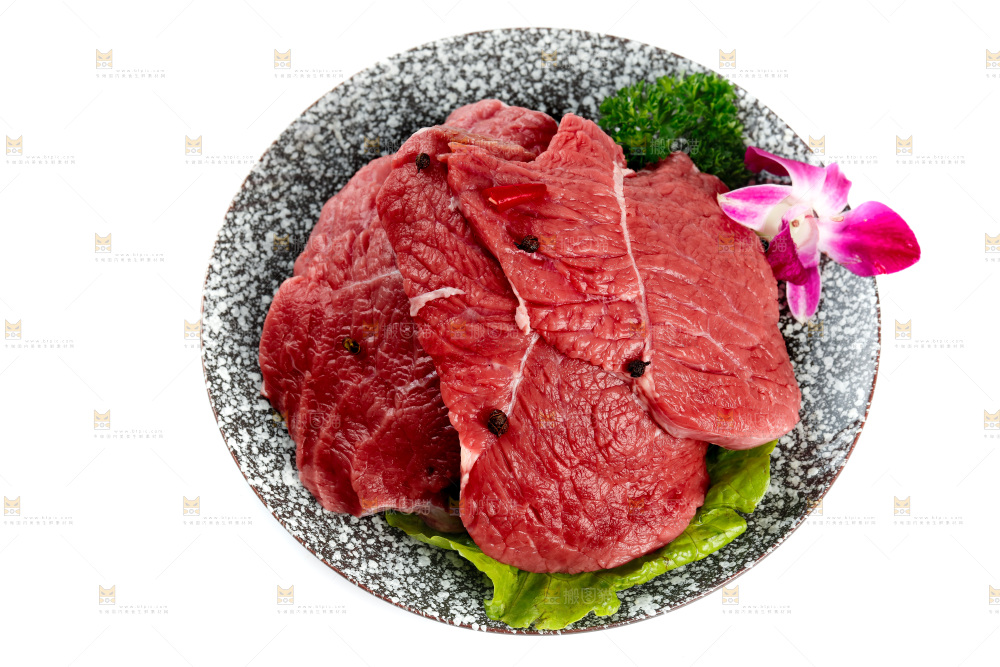 白底上的新鲜牛肉