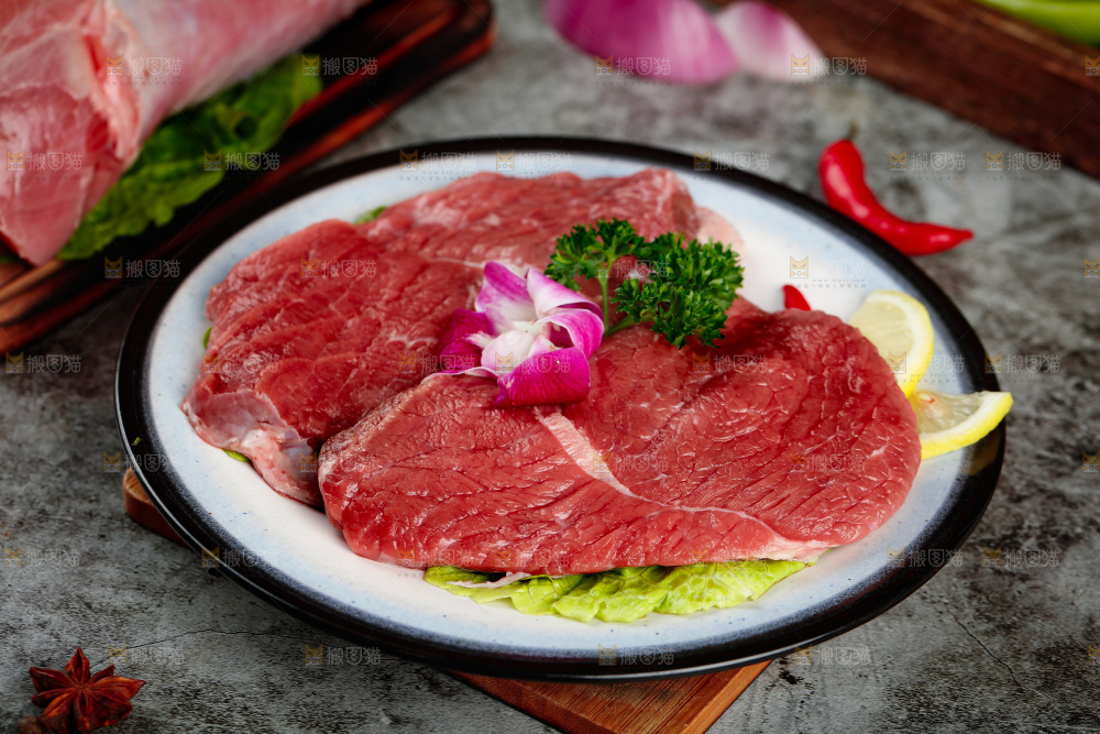深底上的新鲜牛肉