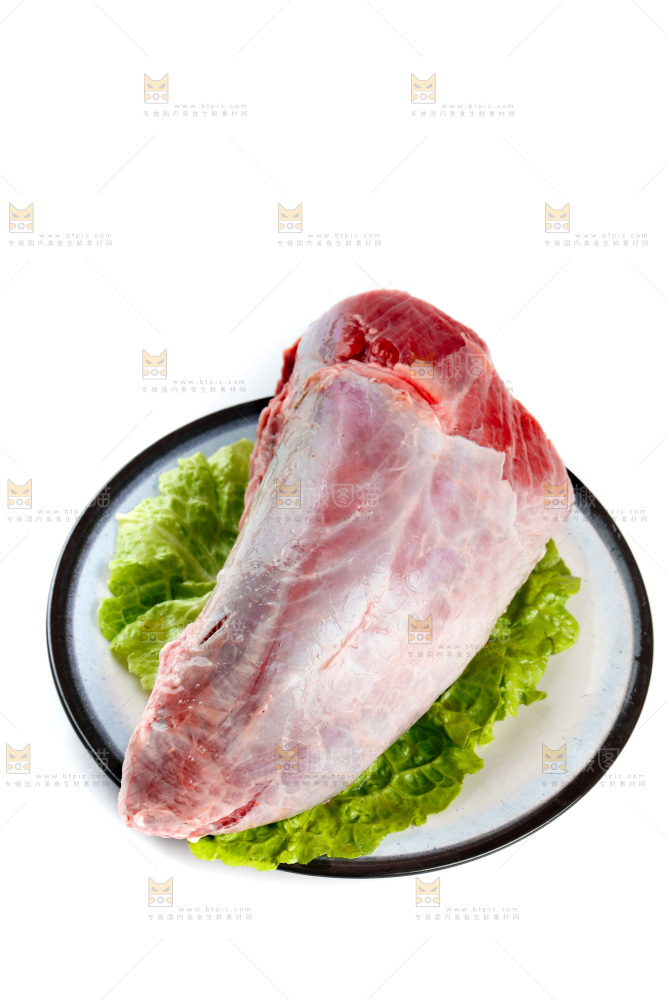 白底上的新鲜牛肉