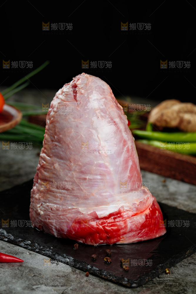深底上的新鲜牛肉