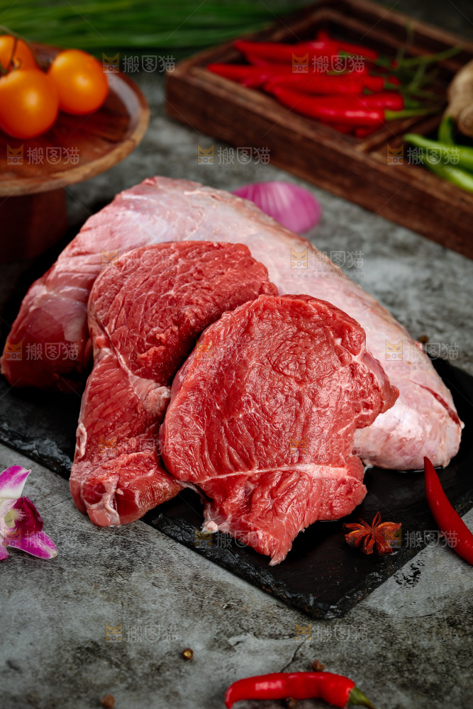深底上的新鲜牛肉
