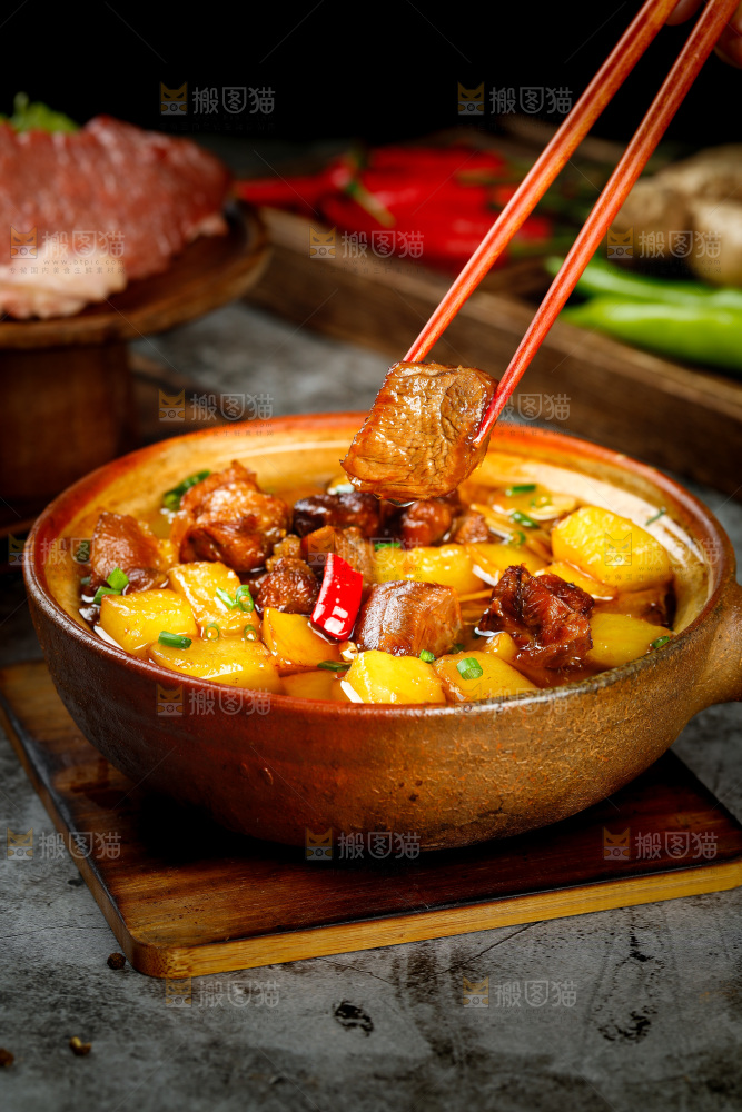 碗里的土豆炖牛肉