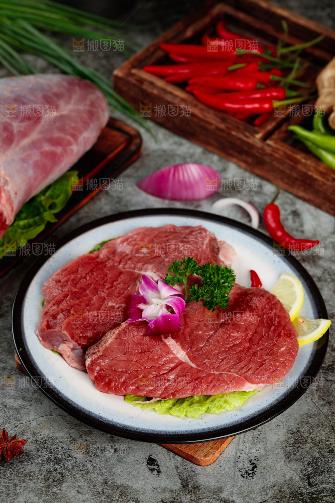 深底上的新鲜牛肉
