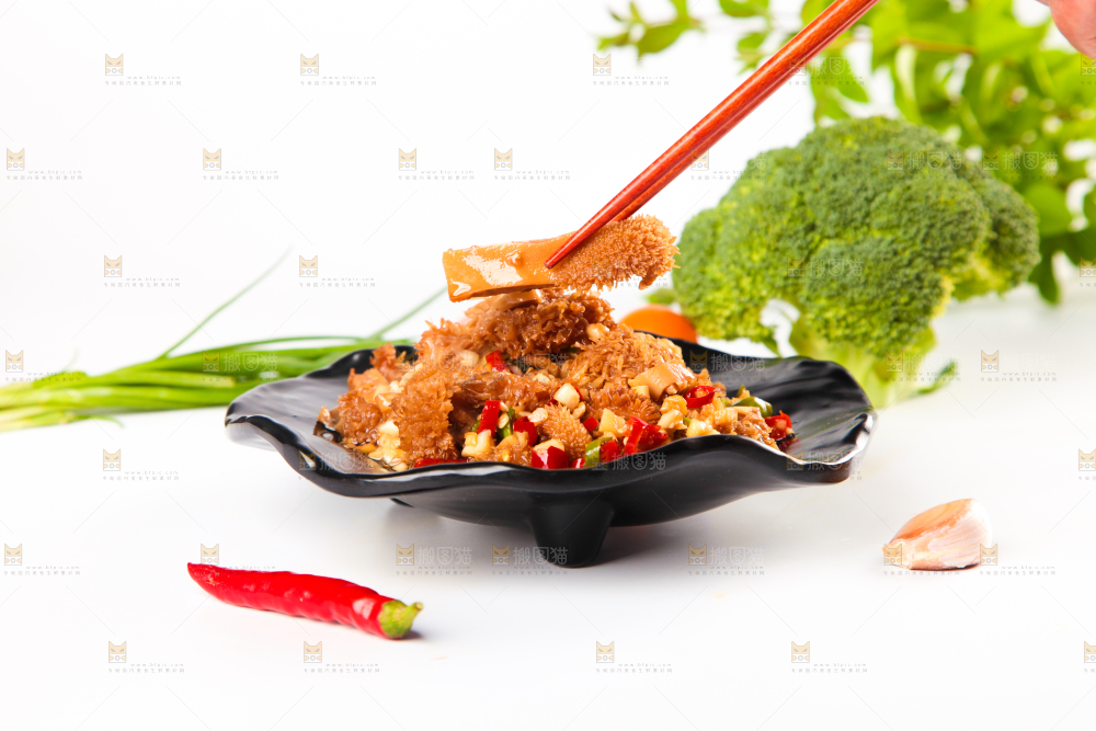 白底上的香辣牛肚
