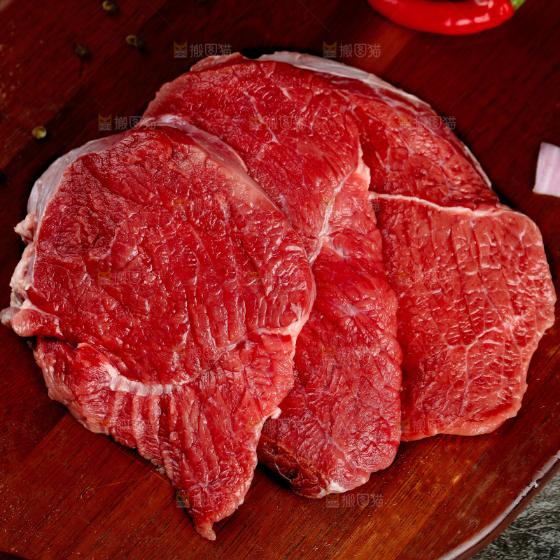 深底上的新鲜牛肉