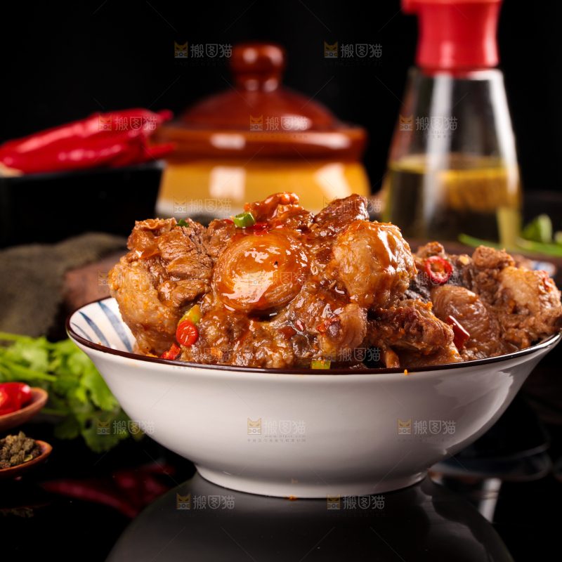 深底上的辣炖牛尾