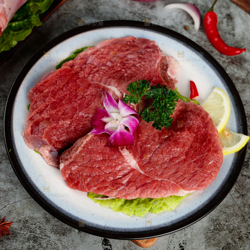 深底上的新鲜牛肉