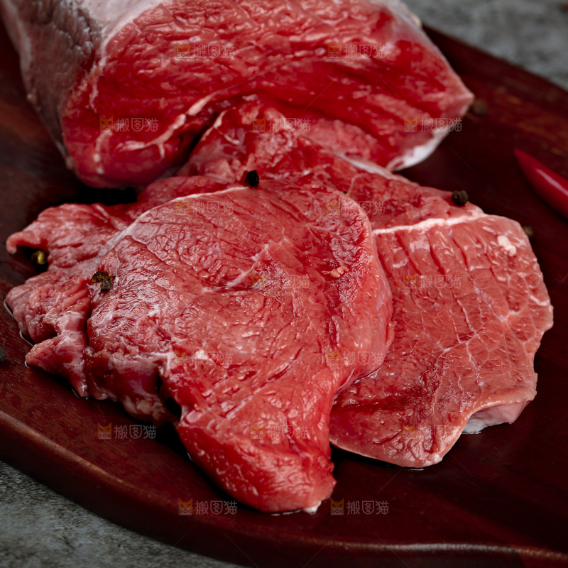 深底上的新鲜牛肉