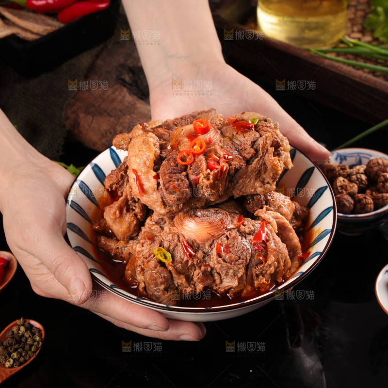 深底上的辣炖牛尾
