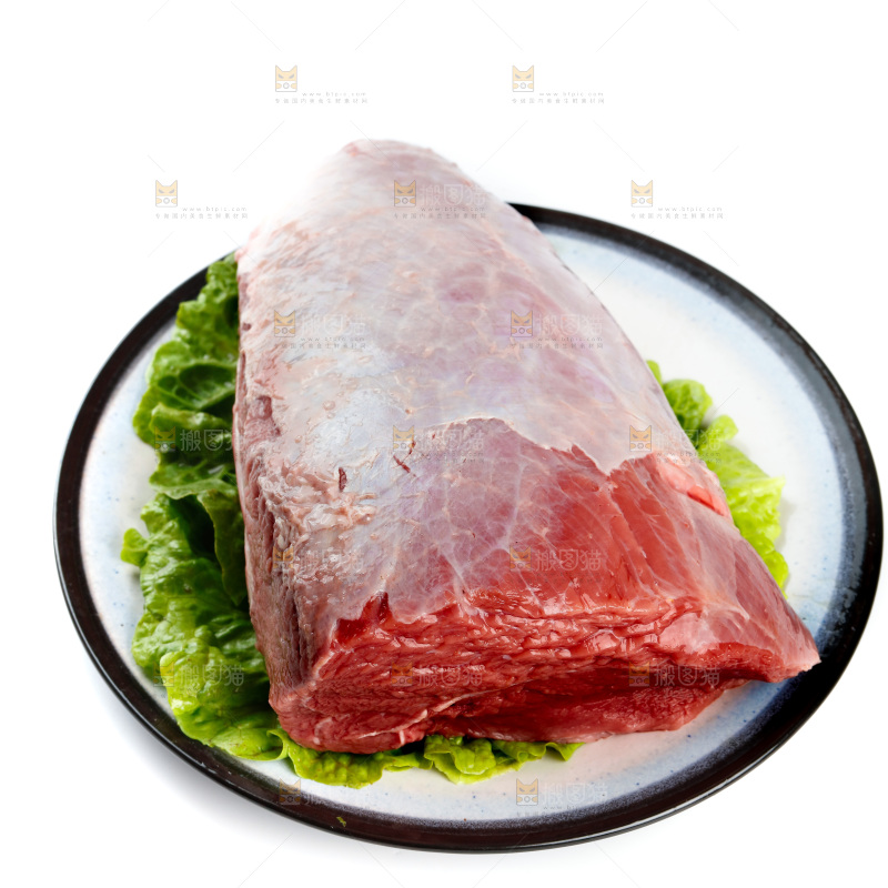 白底上的新鲜牛肉