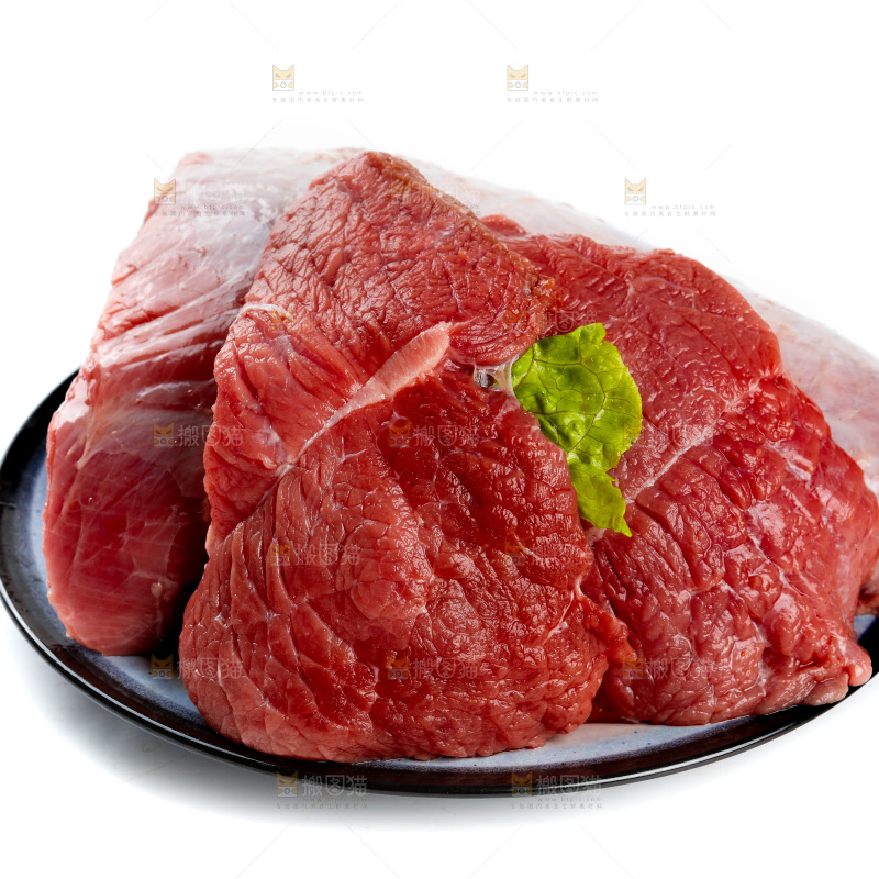 白底上的新鲜牛肉