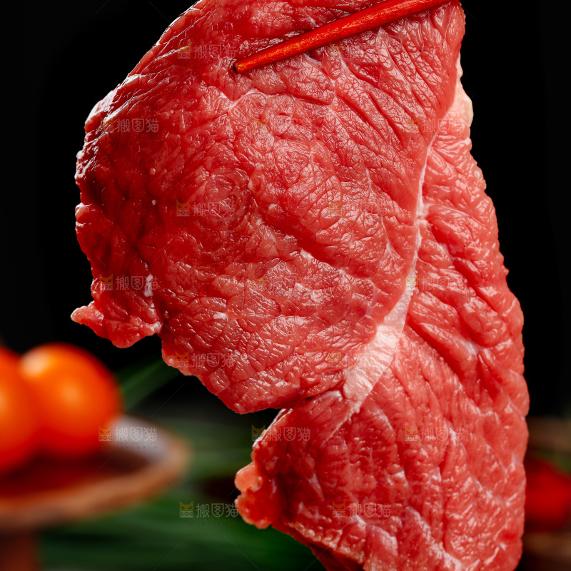 深底上的新鲜牛肉