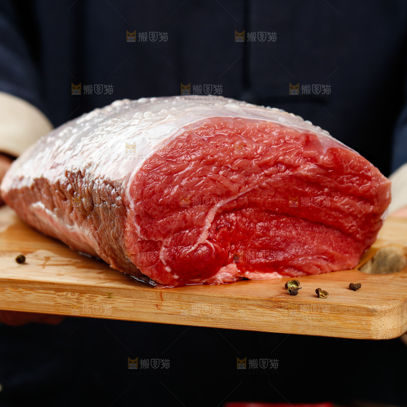 深底上的新鲜牛肉