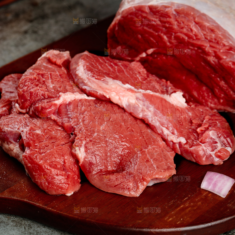 深底上的新鲜牛肉
