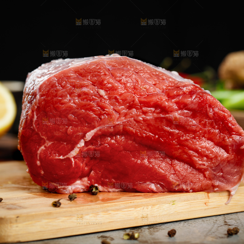 深底上的新鲜牛肉