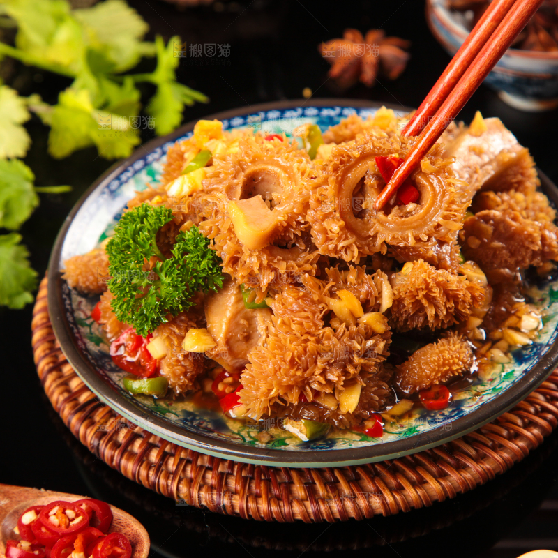 深底上的香辣牛肚