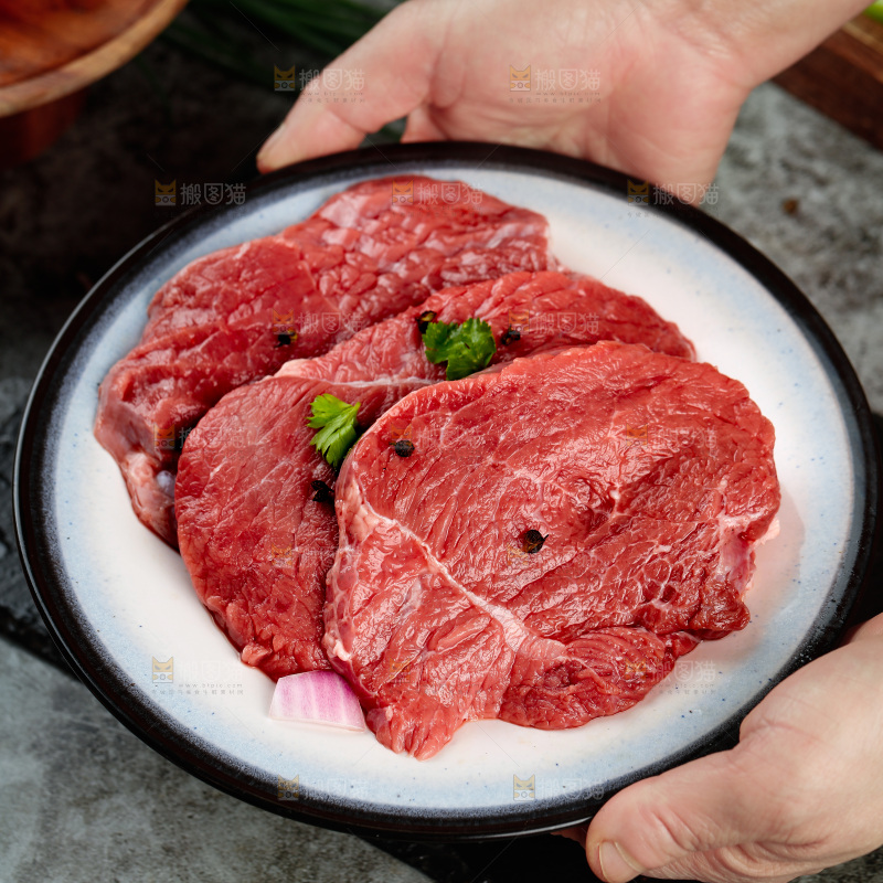 深底上的新鲜牛肉