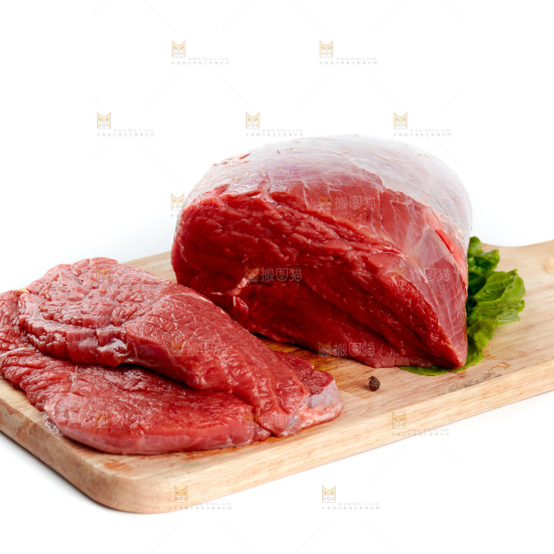 白底上的新鲜牛肉