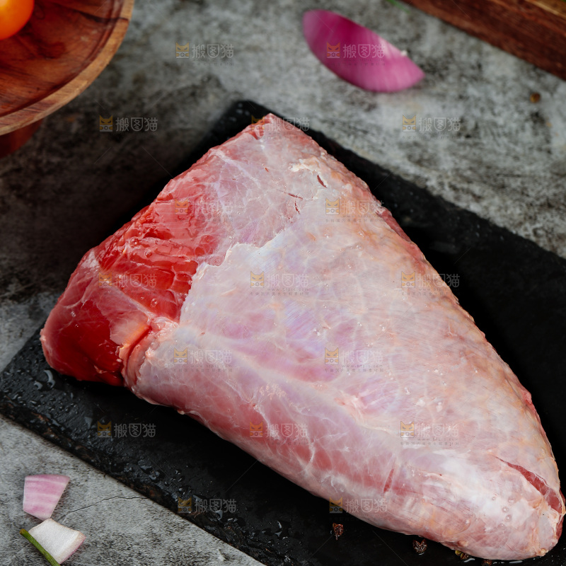 深底上的新鲜牛肉