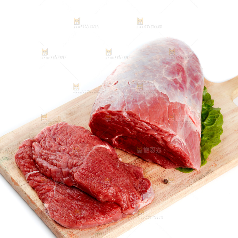 白底上的新鲜牛肉