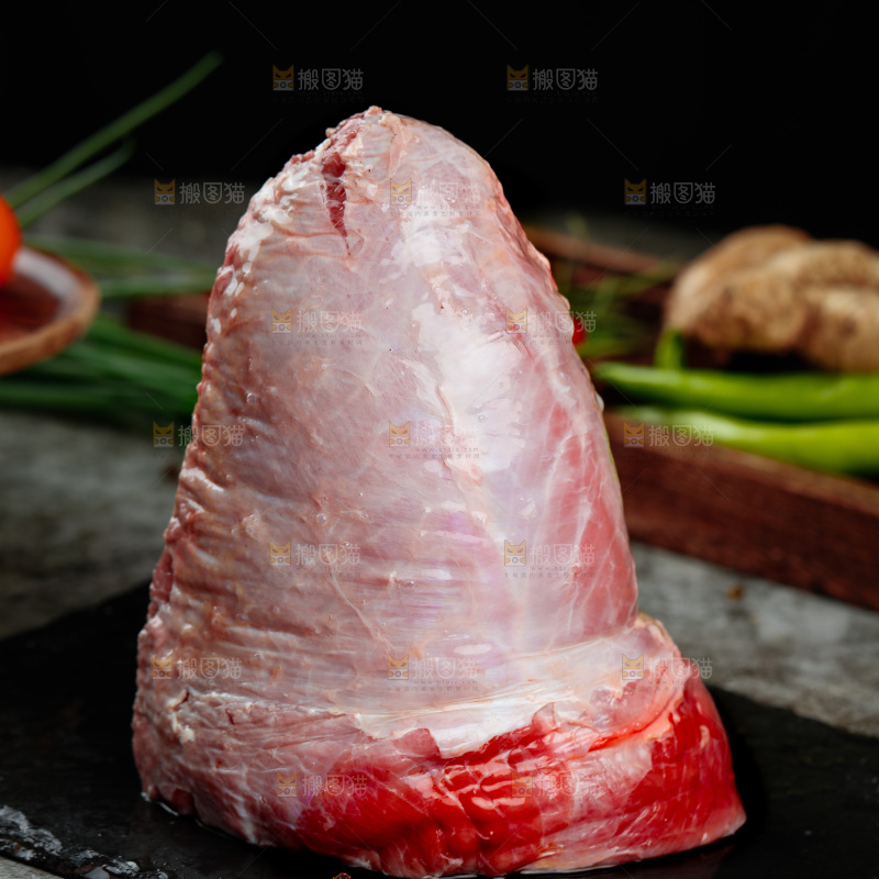 深底上的新鲜牛肉