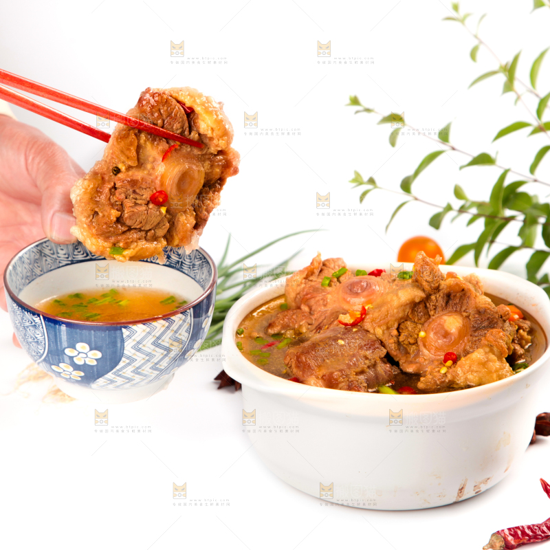 白底上的辣炖牛尾