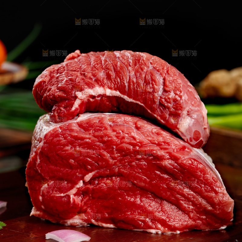 深底上的新鲜牛肉