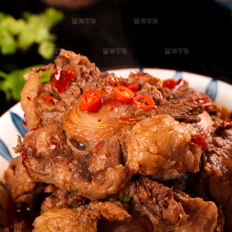 深底上的辣炖牛尾