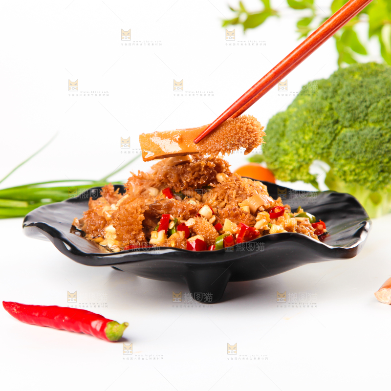 白底上的香辣牛肚