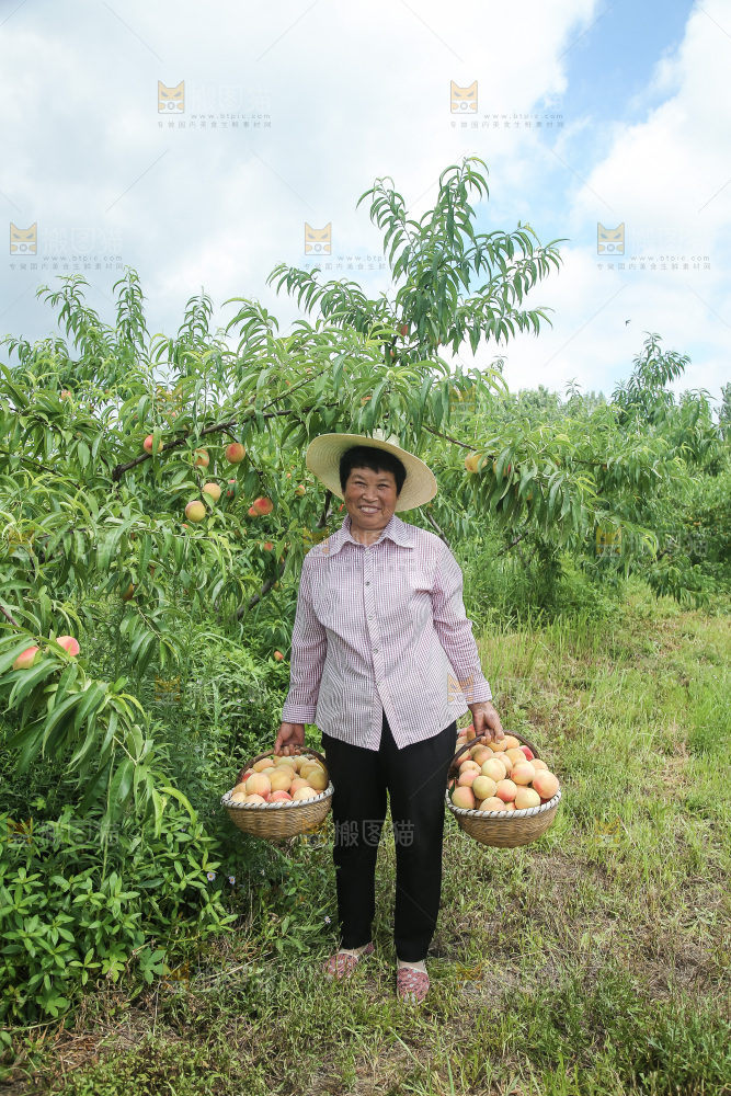 手里拿着现摘水蜜桃