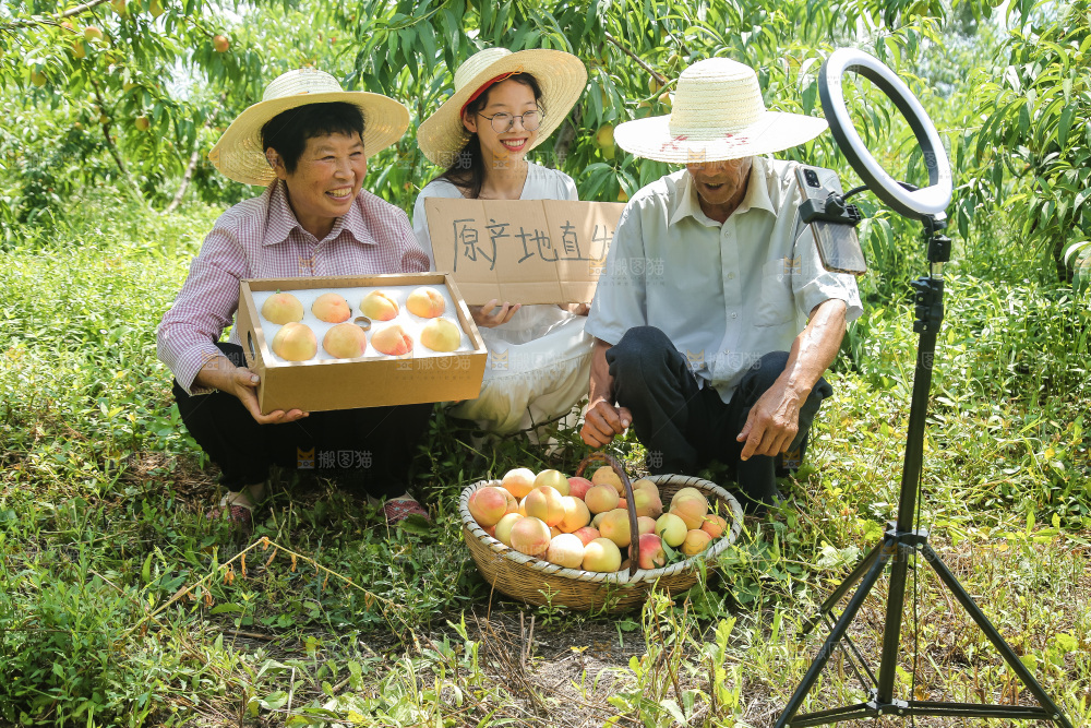 手里拿着现摘水蜜桃