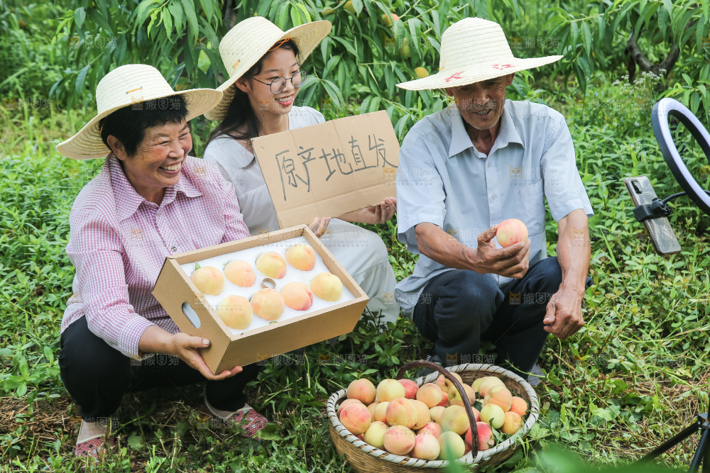 手里拿着现摘水蜜桃