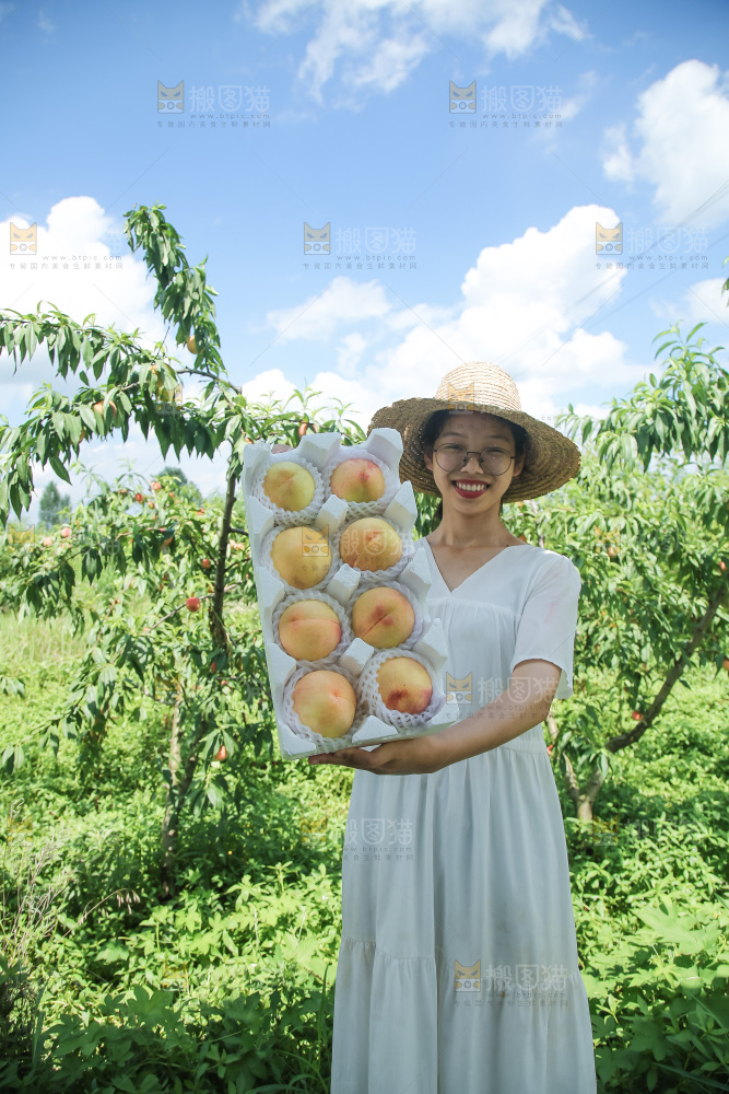 手里拿着现摘水蜜桃