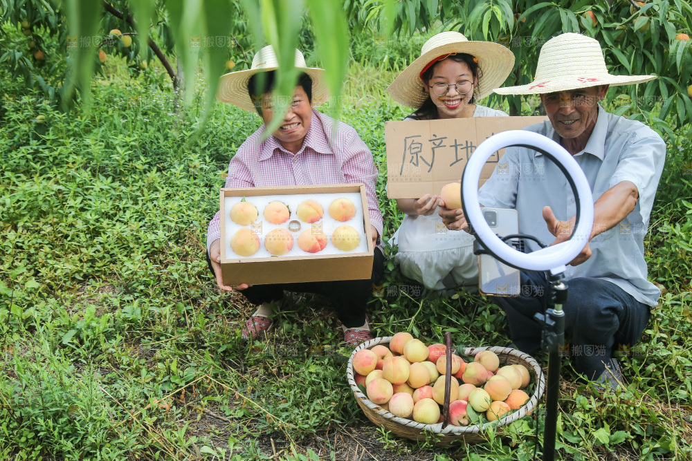 手里拿着现摘水蜜桃