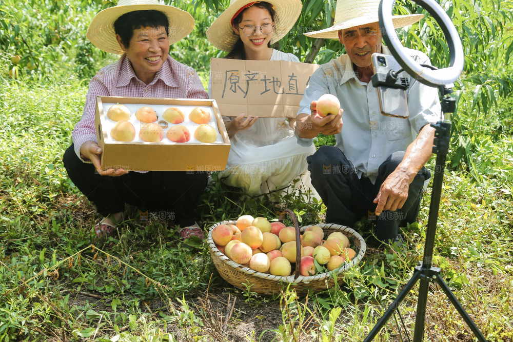 手里拿着现摘水蜜桃