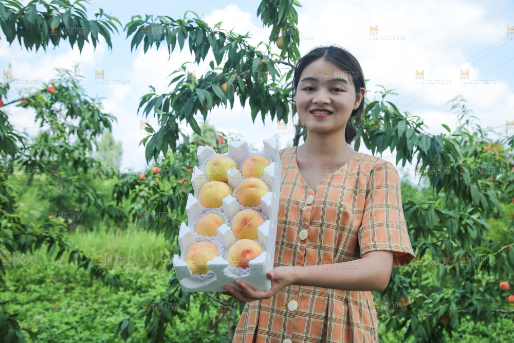 手里拿着现摘水蜜桃