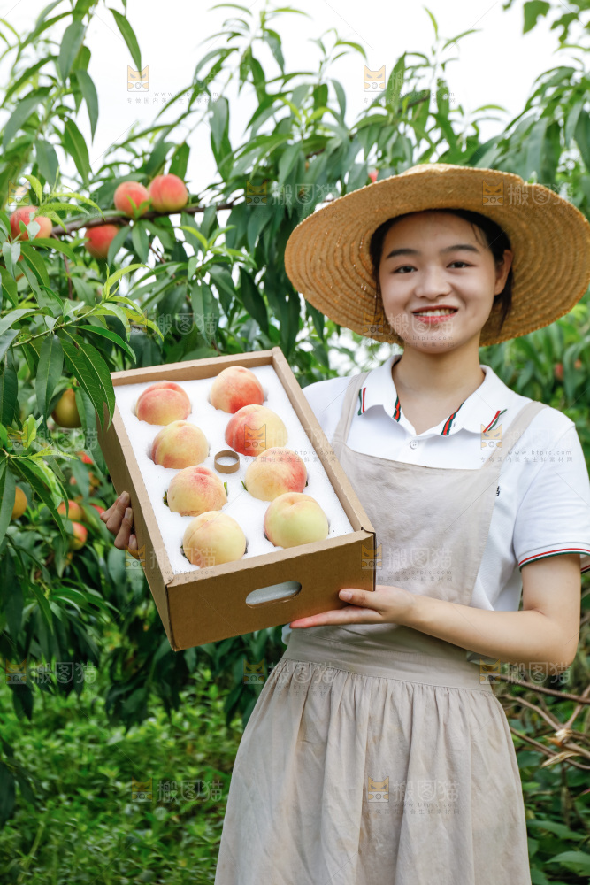 手里拿着现摘水蜜桃