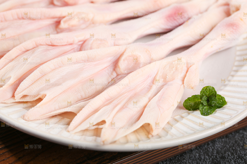 深底上的新鲜鸭掌