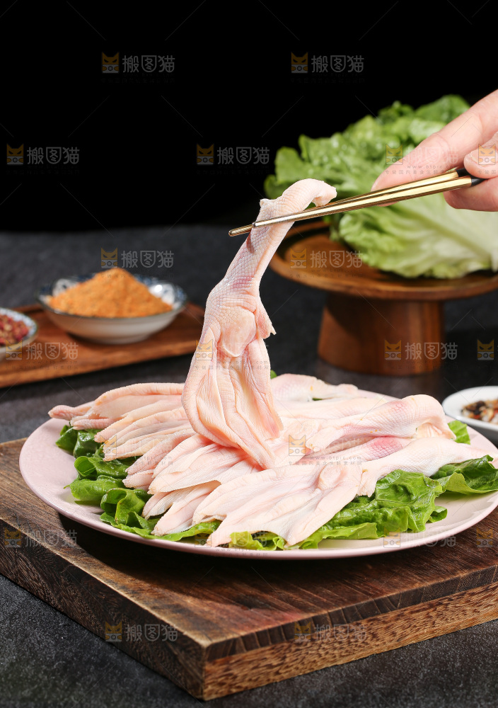 深底上的新鲜鸭掌