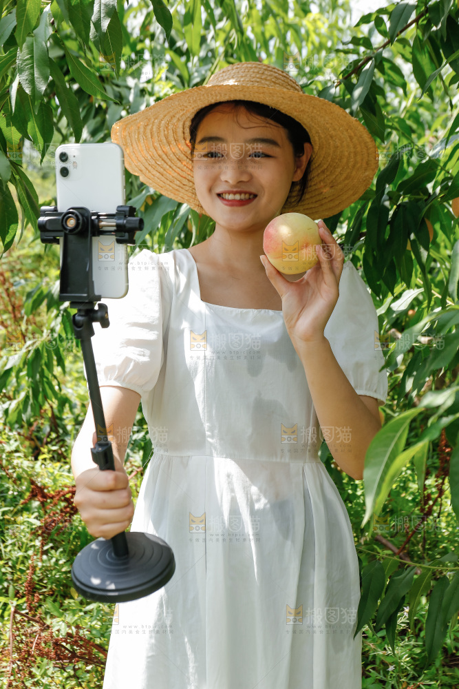 手里拿着现摘水蜜桃
