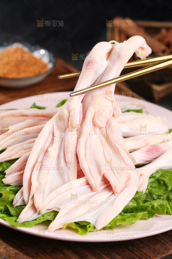深底上的新鲜鸭掌