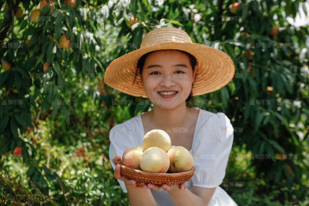手里拿着现摘水蜜桃