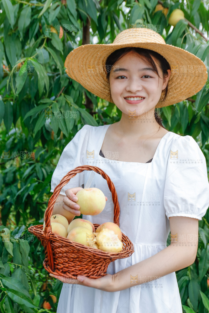 手里拿着现摘水蜜桃