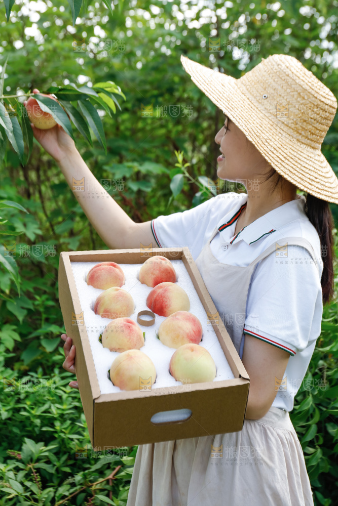 手里拿着现摘水蜜桃