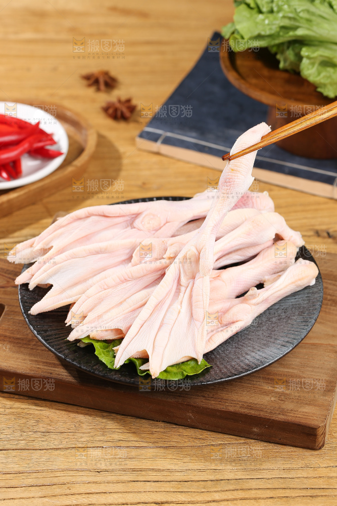 深底上的新鲜鸭掌