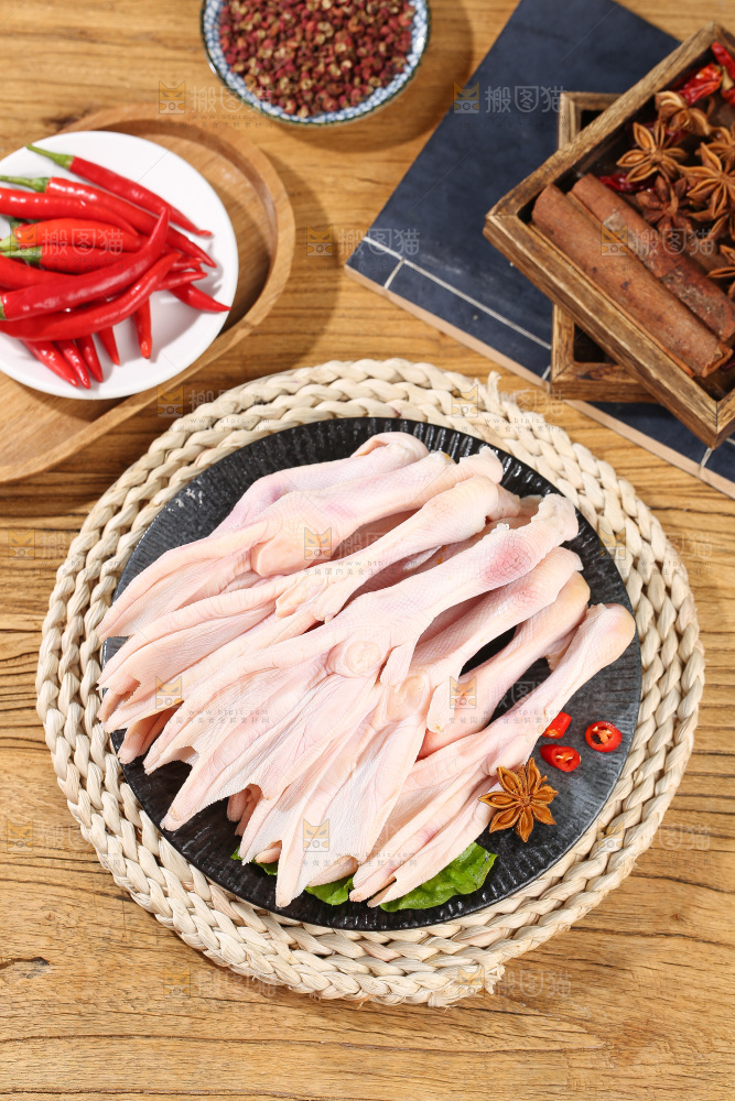 深底上的新鲜鸭掌
