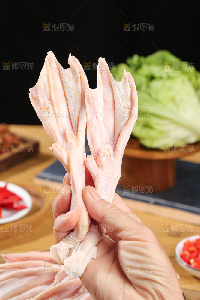 深底上的新鲜鸭掌