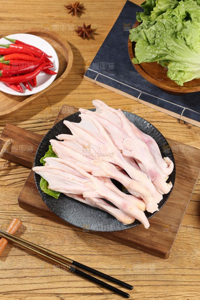 深底上的新鲜鸭掌