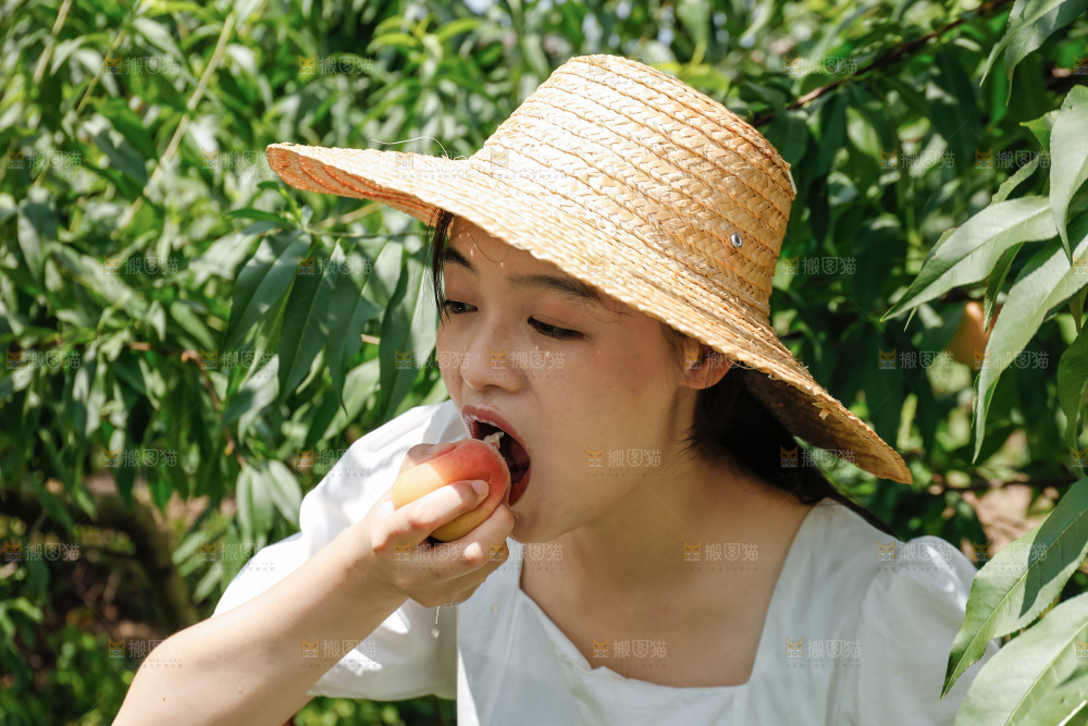 手里拿着现摘水蜜桃